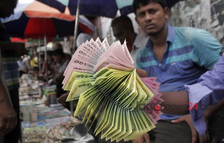 ঈদ সামনে রেখে রাজধানীর ফুটপাটে নতুন টাকার ব্যবসা