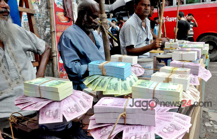 ঈদ সামনে রেখে রাজধানীর ফুটপাটে নতুন টাকার ব্যবসা