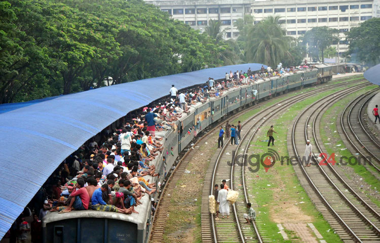 আসন্ন ঈদুল ফিতরে প্রিয় জনদের সঙ্গে ঈদ আনন্দ উপভোগ করতে বাড়ির উদ্দেশ্যে নগর ছাড়তে শুরু করেছেন ঘরমুখো মানুষ। শেষ মুহূর্তে যানবাহনগুলোর কোথাও কোনো ফাঁকা নেই
