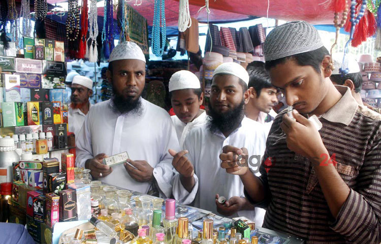 ঈদের শেষ মুহূর্তের কেনাকাটায় ব্যস্ত সব শ্রেণির মানুষ। শেষ সময়ে কেনাকাটায় ভিড় জমেছে টুপি, জায় নামাজ, তাসবীহ, আর আতর দোকানে