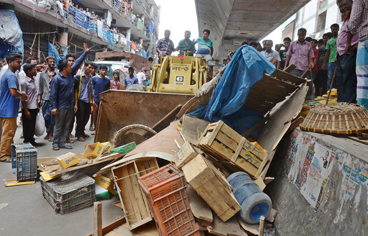 পুনর্বাসন ছাড়া রাজধানীর গুলিস্থান এলাকায় ফুটপাতের হকারদের উচ্ছেদ অভিযান চালায় ঢাকা দক্ষিন সিটি কর্পোরেশন