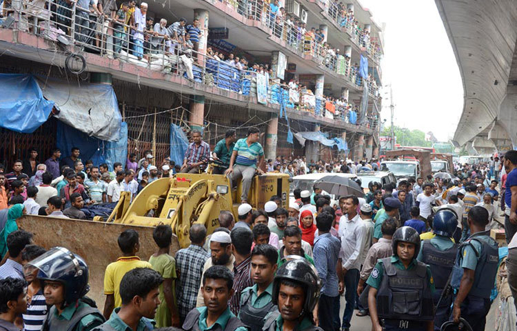 পুনর্বাসন ছাড়া রাজধানীর গুলিস্থান এলাকায় ফুটপাতের হকারদের উচ্ছেদ অভিযান চালায় ঢাকা দক্ষিন সিটি কর্পোরেশন