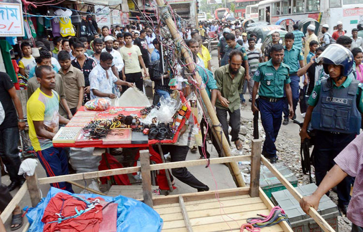 পুনর্বাসন ছাড়া রাজধানীর গুলিস্থান এলাকায় ফুটপাতের হকারদের উচ্ছেদ অভিযান চালায় ঢাকা দক্ষিন সিটি কর্পোরেশন