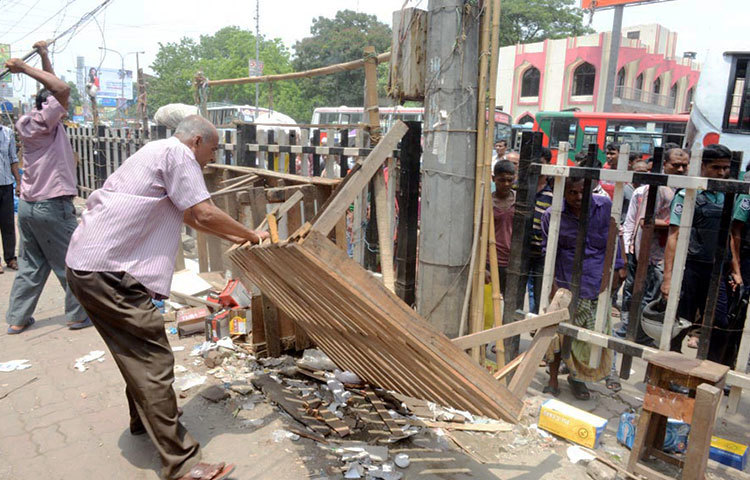 পুনর্বাসন ছাড়া রাজধানীর গুলিস্থান এলাকায় ফুটপাতের হকারদের উচ্ছেদ অভিযান চালায় ঢাকা দক্ষিন সিটি কর্পোরেশন