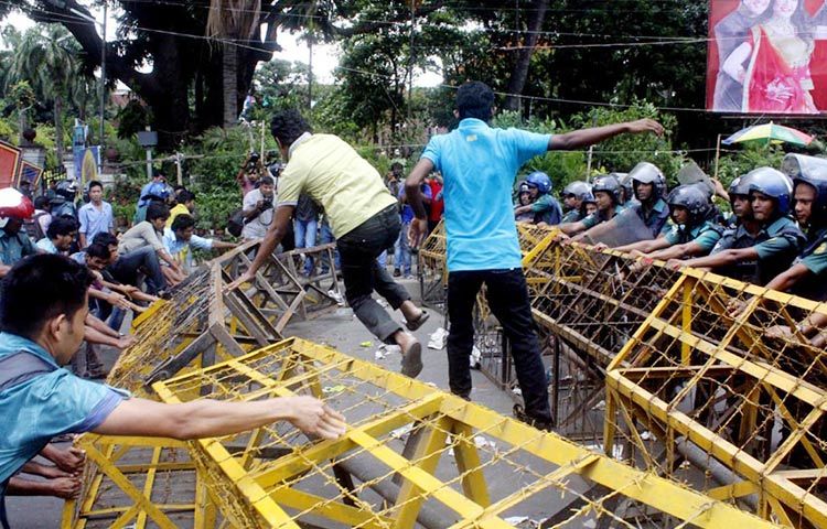 অবিলম্বে গারো নারী ধর্ষণের সাথে জডিত সকল ধর্ষককে গ্রেফতারের দাবিতে সোমবার রাজধানীতে বাংলাদেশ গারো ছাত্র সংগঠনসহ বিভিন্ন ছাত্র সংগঠন স্বরাষ্ট্র মন্ত্রণালয় ঘেরাও করতে গেলে পুলিশ বাধা দেয়