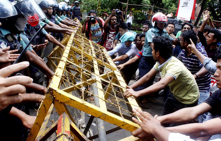 অবিলম্বে গারো নারী ধর্ষণের সাথে জডিত সকল ধর্ষককে গ্রেফতারের দাবিতে সোমবার রাজধানীতে বাংলাদেশ গারো ছাত্র সংগঠনসহ বিভিন্ন ছাত্র সংগঠন স্বরাষ্ট্র মন্ত্রণালয় ঘেরাও করতে গেলে পুলিশ বাধা দেয়