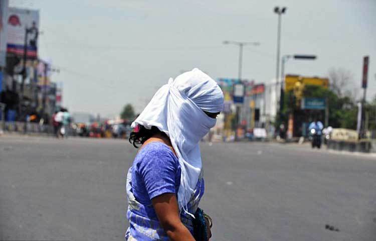 তাপমাত্রার তীব্রতায় রাজধানী নয়াদিল্লীর সড়কের কার্পেটিং গলে গেছে...