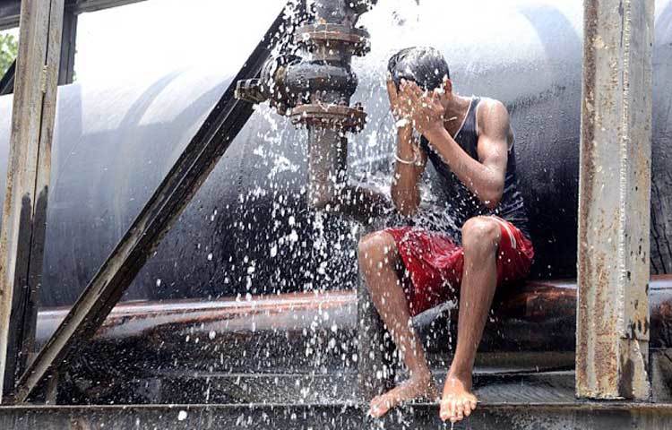 প্রচুর পানি খেতে বলা হচ্ছে....