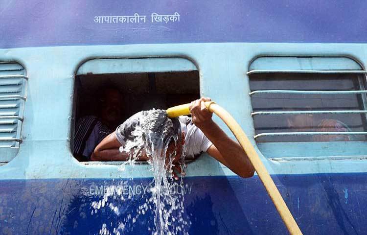 তাপমাত্রা ৫০ ডিগ্রি সেলসিয়াসের কাছাকাছি পৌঁছেছে....