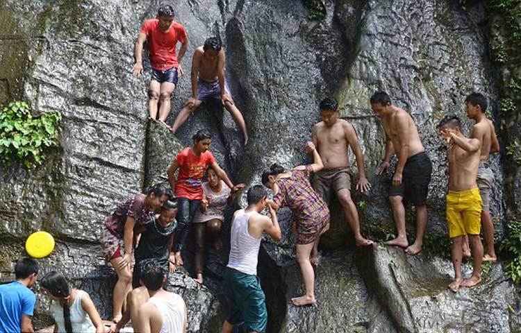 এখানে গণগণে গরম। আমাদের বাইরে বেরুনো দুঃস্বপ্নে পরিণত হয়েছে...