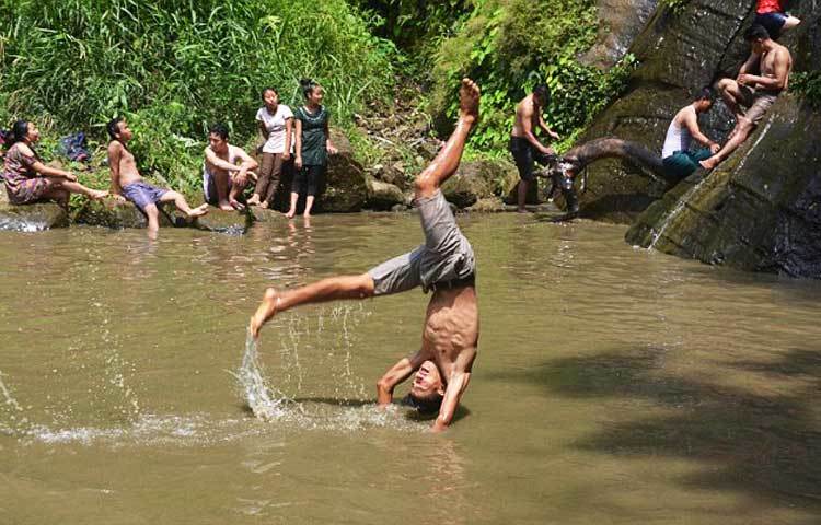 এখানে গণগণে গরম। আমাদের বাইরে বেরুনো দুঃস্বপ্নে পরিণত হয়েছে...