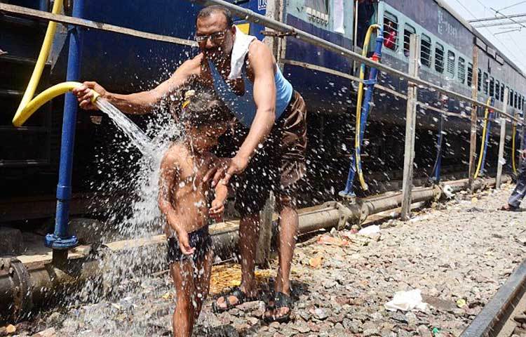 তাপমাত্রা ৫০ ডিগ্রি সেলসিয়াসের কাছাকাছি পৌঁছেছে....