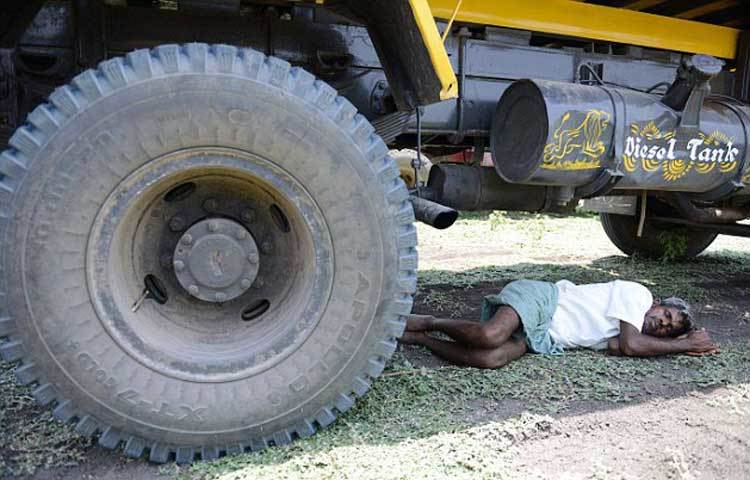 শ্রমিক ইউনিয়ন চালকদের দিনের বেলা গাড়ি না চালানোর আহবান জানিয়েছে....