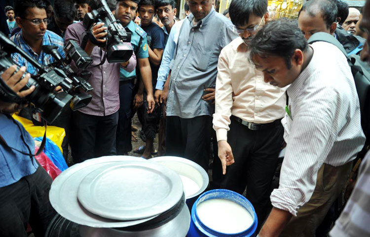 রাজধানীর চকবাজারের ইফতার বাজারে সোমবার বিএসটিআই`র উদ্যোগে ভেজাল বিরোধী অভিযান পরিচালনা করেন ভ্রাম্যমাণ আদালত
