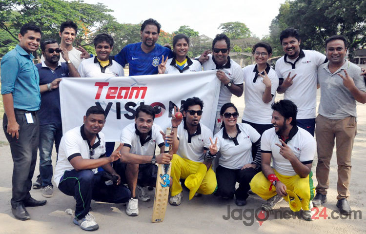 অনুশীলনে প্রাণ-এর ব্রেভারের সেলিব্রেটি ক্রিকেট লিগের অন্যতম দল টিম ভিশন। ছবিটি কলাবাগান মাঠ থেকে তোলা