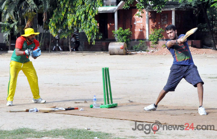 অনুশীলনে প্রাণ-এর ব্রেভারের সেলিব্রেটি ক্রিকেট লিগের অন্যতম দল টিম ভিশন। ছবিটি কলাবাগান মাঠ থেকে তোলা