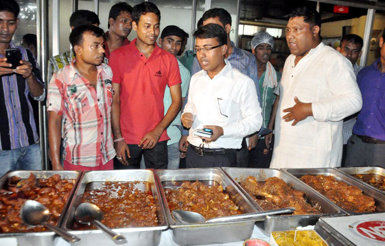 রাজধানীর বেইলী রোড এলাকায় ভ্রাম্যমাণ আদালত ভেজালবিরোধী অভিযান পরিচালনা করে