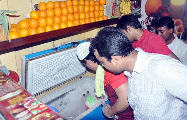 রাজধানীর বেইলী রোড এলাকায় ভ্রাম্যমাণ আদালত ভেজালবিরোধী অভিযান পরিচালনা করে