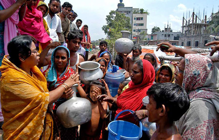 রাজধানীর গেন্ডারিয়া এলাকার ঘুণ্টিঘর বস্তিতে দীর্ঘদিনের পানি সমস্যা নিয়ে বৃহস্পতিবার বিক্ষোভ করে এলাকাবাসী। এ সময় পরিদর্শনে যান ওই এলাকার মহিলা কাউন্সিলর হেলেনা আক্তার