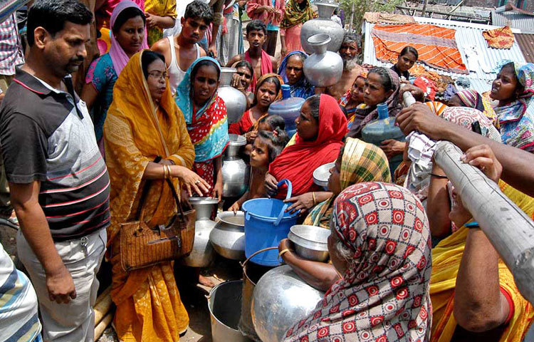 রাজধানীর গেন্ডারিয়া এলাকার ঘুণ্টিঘর বস্তিতে দীর্ঘদিনের পানি সমস্যা নিয়ে বৃহস্পতিবার বিক্ষোভ করে এলাকাবাসী। এ সময় পরিদর্শনে যান ওই এলাকার মহিলা কাউন্সিলর হেলেনা আক্তার