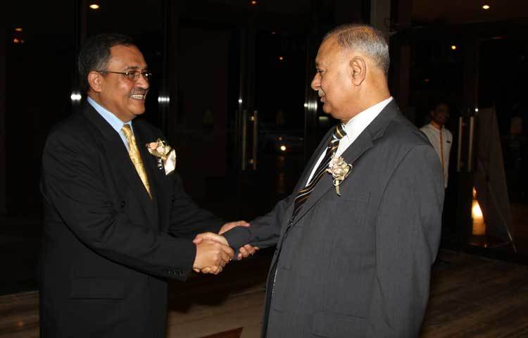 বাংলাদেশ বিজনেস অ্যাওয়ার্ডের অনুষ্ঠানে অতিথিদের সঙ্গে আলাপচারিতায় মেজর জেনারেল (অব.) আমজাদ খান চৌধুরী।