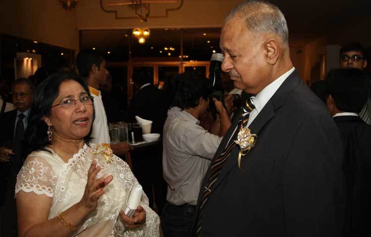 বাংলাদেশ বিজনেস অ্যাওয়ার্ডের অনুষ্ঠানে অতিথিদের সঙ্গে আলাপচারিতায় মেজর জেনারেল (অব.) আমজাদ খান চৌধুরী।