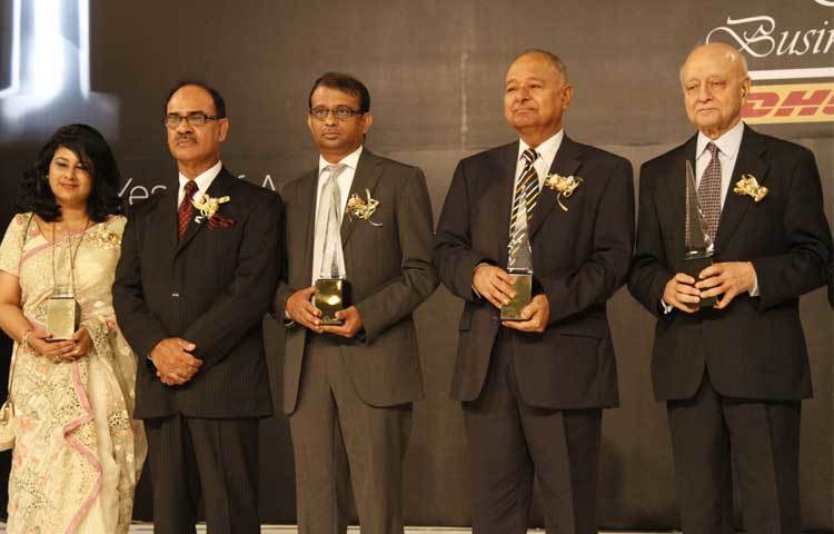 বাংলাদেশ বিজনেস অ্যাওয়ার্ডের অনুষ্ঠানে পুরস্কার গ্রহণকারীদের সঙ্গে মেজর জেনারেল (অব.) আমজাদ খান চৌধুরী।