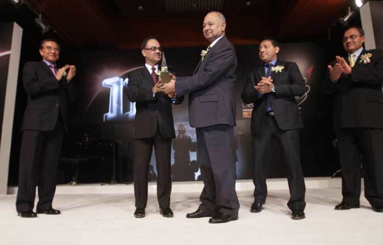 বাংলাদেশ বিজনেস অ্যাওয়ার্ডের পুরস্কার গ্রহণ করছেন মেজর জেনারেল (অব.) আমজাদ খান চৌধুরী।