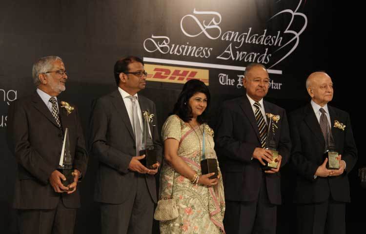 বাংলাদেশ বিজনেস অ্যাওয়ার্ডের অনুষ্ঠানে পুরস্কার গ্রহণকারীদের সঙ্গে মেজর জেনারেল (অব.) আমজাদ খান চৌধুরী।