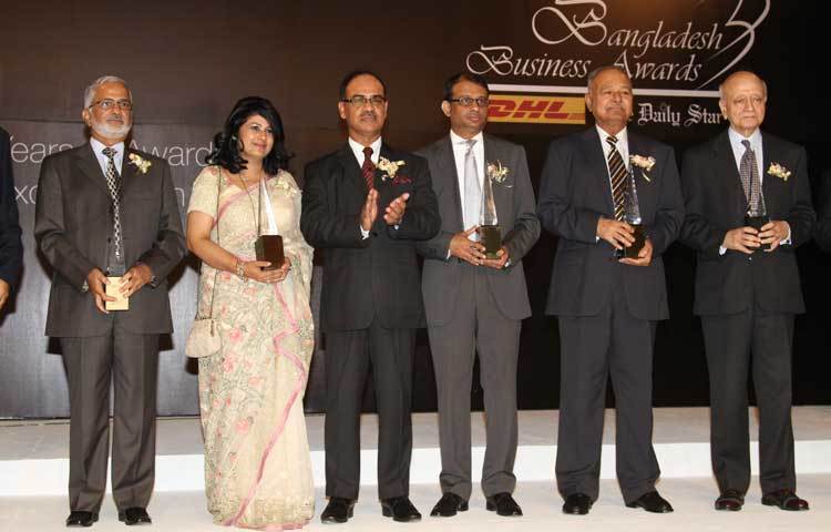 বাংলাদেশ বিজনেস অ্যাওয়ার্ডের অনুষ্ঠানে পুরস্কার গ্রহণকারীদের সঙ্গে মেজর জেনারেল (অব.) আমজাদ খান চৌধুরী।