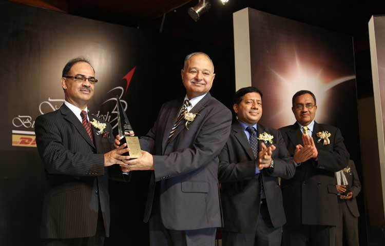 বাংলাদেশ বিজনেস অ্যাওয়ার্ডের পুরস্কার গ্রহণ করছেন মেজর জেনারেল (অব.) আমজাদ খান চৌধুরী।