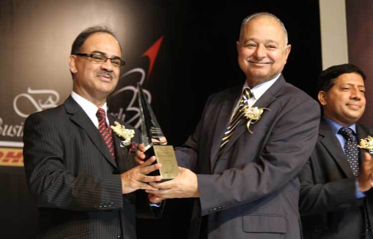 বাংলাদেশ বিজনেস অ্যাওয়ার্ডের পুরস্কার গ্রহণ করছেন মেজর জেনারেল (অব.) আমজাদ খান চৌধুরী।