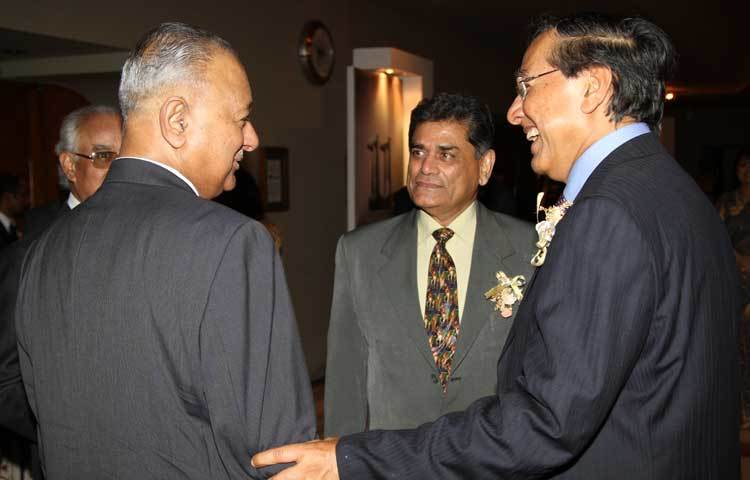 বাংলাদেশ বিজনেস অ্যাওয়ার্ডের অনুষ্ঠানে অতিথিদের সঙ্গে আলাপচারিতায় মেজর জেনারেল (অব.) আমজাদ খান চৌধুরী।