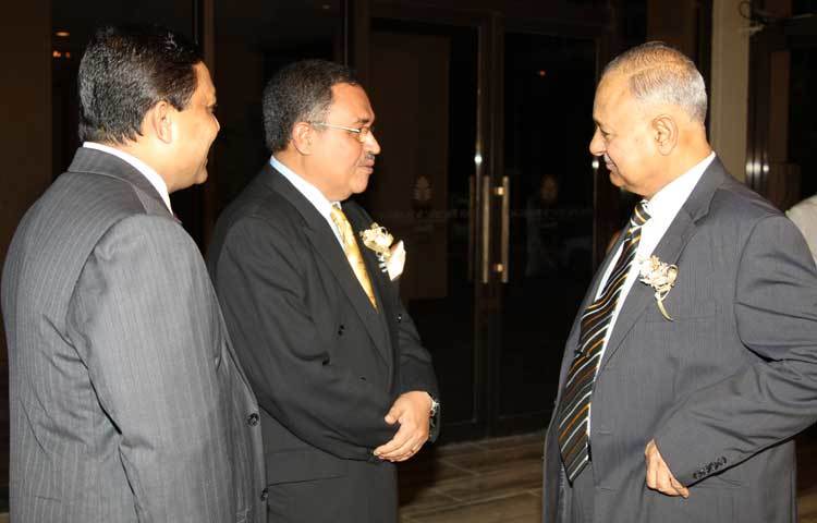 বাংলাদেশ বিজনেস অ্যাওয়ার্ডের অনুষ্ঠানে অতিথিদের সঙ্গে আলাপচারিতায় মেজর জেনারেল (অব.) আমজাদ খান চৌধুরী।