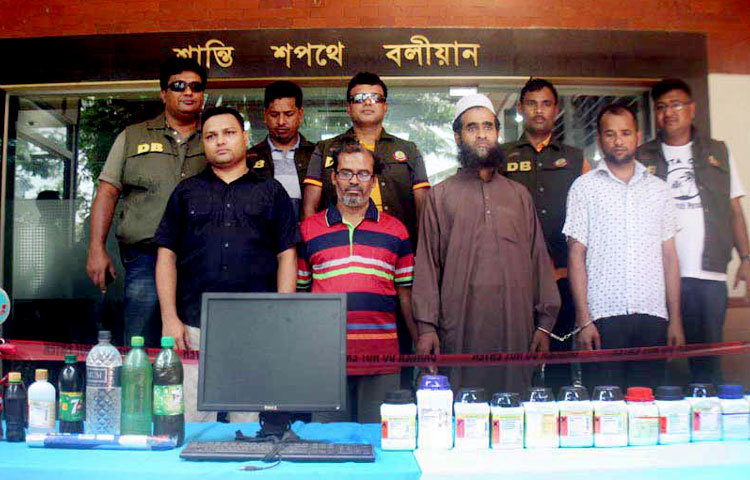 ঢাকা মহানগরীর বিভিন্ন এলাকায় অভিযান চালিয়ে জঙ্গি সংগঠনের কাছে বিভিন্ন রাসায়নিক পদার্থ ও বিস্ফোরক সরবরাহকারী হিসেবে জড়িত ৪ জনকে আটক করেছে গোয়েন্দা ও অপরাধ তথ্য (দক্ষিণ) বিভাগ