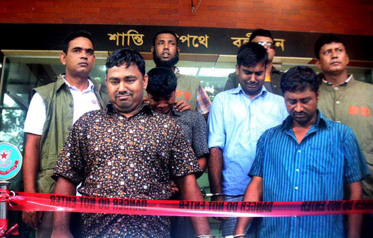 রাজধানীর শাহবাগ থানা এলাকায় অভিযান চালিয়ে একটি প্রাইভেটকারসহ চার ছিনতাইকারীকে আটক করেছে মহানগর গোয়েন্দা পুলিশ (ডিবি)