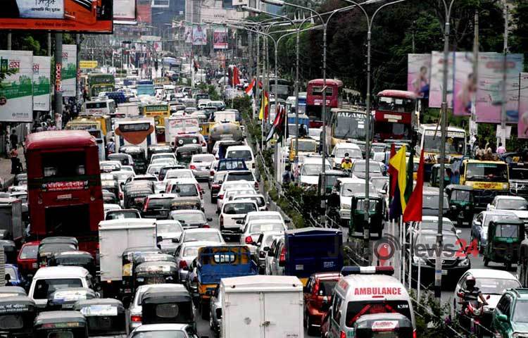 ভারতের প্রধানমন্ত্রী নরেন্দ্র মোদির যাতায়াতের জন্য বিভিন্ন সড়কে যান চলাচল পুলিশ নিয়ন্ত্রণ করায় তীব্র যানজটের সৃষ্টি হয়। ছবিটি বাংলামটর এলাকা থেকে তোলা