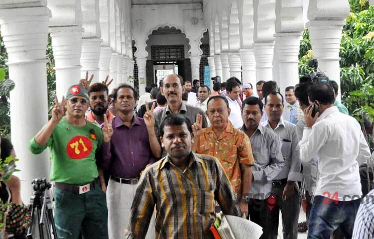 জামায়াতের সেক্রেটারি জেনারেল আলী আহসান মোহাম্মদ মুজাহিদের আপিলের রায় ঘোষণার পর বিজয়োল্লাস করে মুক্তিযুদ্ধের স্বপক্ষের লোকজন