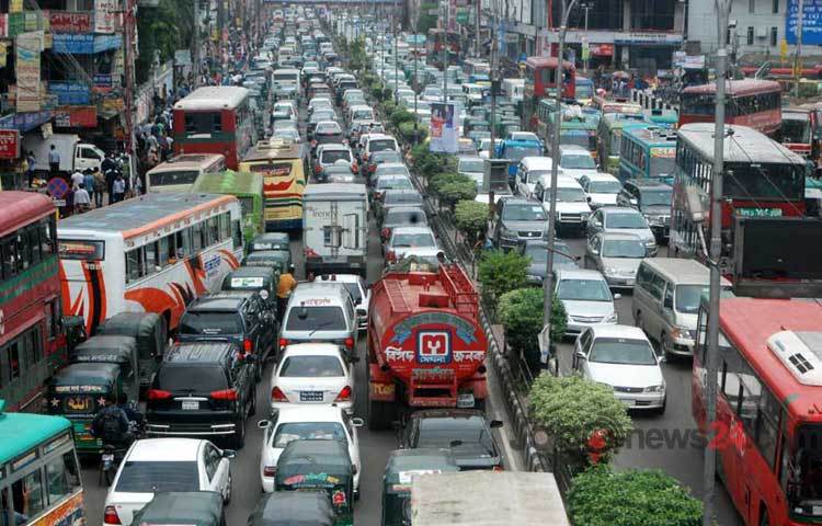 তীব্র যানজটে অনেকটা স্থবির রাজধানী। সপ্তাহের দ্বিতীয় কর্মদিবসের শুরুতে নগরীর বিভিন্ন সড়কে তীব্র যানজট দেখা দেয়, ছবিটি ফার্মগেট এলাকা থেকে তোলা