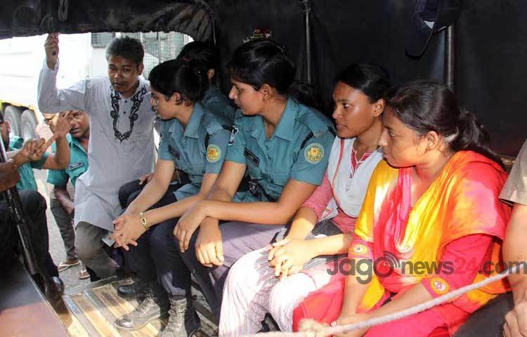 জাতীয় প্রেসক্লাবের সামনে জাতীয় মুক্তি কাউন্সিল ও নয়া গনতান্ত্রিক বাম মৌচার আয়োজনে বাংলাদেশে সফররত ভারতীয় প্রধানমন্ত্রী নরেন্দ্র মোদির আগমনের বিরুদ্ধে সমাবেশ করতে আশা কর্মীদেরকে গ্রেফতার করে পুলিশ