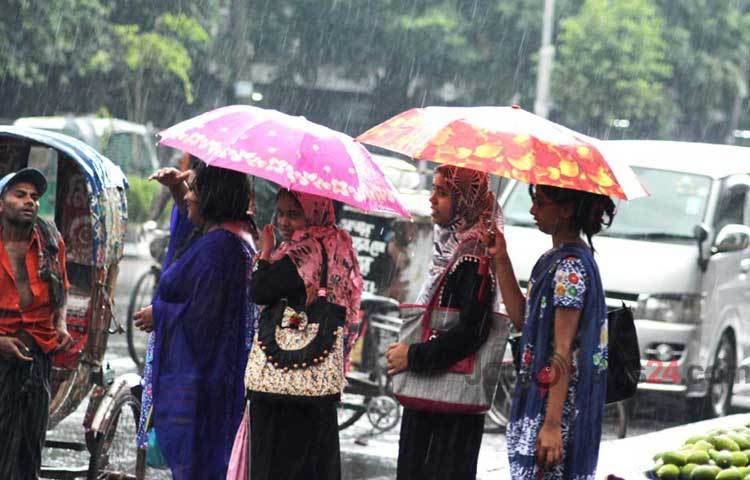 কয়েক দিনের টানা খরতাপের পর বুধবার দুপুরে&nbsp;স্বস্তির বৃষ্টির দেখা পেল ঢাকাবাসী