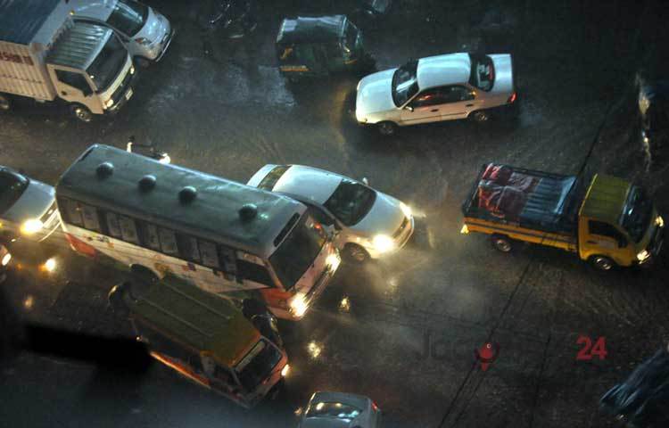 গরম আর যানজটের শহরে স্বস্তির বৃষ্টি