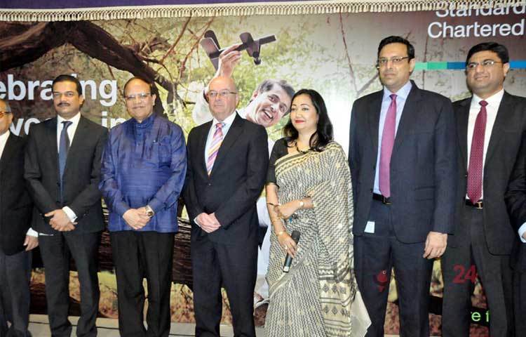 রাজধানীর গুলশানে স্ট্যান্ডার্ড চার্টার্ড ব্যাংক বাংলাদেশের ১১০তম বর্ষপূর্তির উদ্বোধনী অনুষ্ঠানে বাংলাদেশ ব্যাংকের গভর্নর ড. আতিউর রহমানসহ অতিথিরা