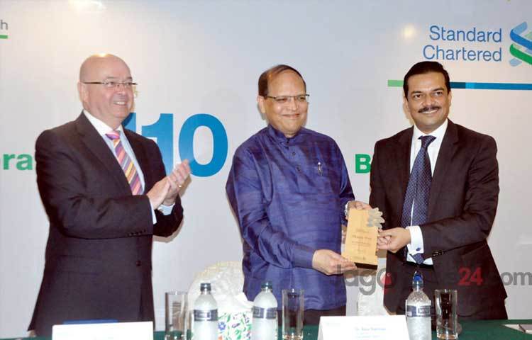 রাজধানীর গুলশানে স্ট্যান্ডার্ড চার্টার্ড ব্যাংক বাংলাদেশের ১১০তম বর্ষপূর্তির উদ্বোধনী অনুষ্ঠানে বাংলাদেশ ব্যাংকের গভর্নর ড. আতিউর রহমানসহ অতিথিরা