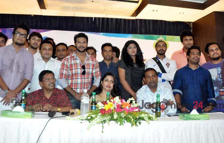 শনিবার রাজধানীর লা ভিঞ্চি হোটেলে এক সংবাদ সম্মেলনে ঈদের ছুটিতে সেলিব্রেটি ক্রিকেট লিগ আয়োজনের ঘোষণা দেয়া হয়।