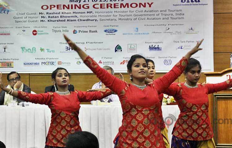 রাজধানীর আগারগাঁওয়ে বঙ্গবন্ধু আন্তর্জাতিক সম্মেলন কেন্দ্রে বৃহস্পতিবার বিএফটিডি আয়োজিত আন্তর্জাতিক পর্যটন মেলার উদ্বোধন করেন বেসামরিক বিমান ও পর্যটনমন্ত্রী রাশেদ খান মেনন