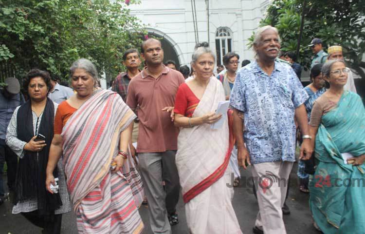 আদালত অবমাননার দায়ে গণস্বাস্থ্য কেন্দ্রের প্রতিষ্ঠাতা ডা. জাফরুল্লাহ চৌধুরীকে এক ঘণ্টার কারাদণ্ড ও ৫,০০০ টাকা জরিমানা করেছে আন্তর্জাতিক অপরাধ ট্রাইব্যুনাল