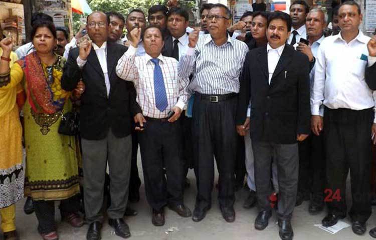 সিএমএম আদালত প্রাঙ্গণে বৃহস্পতিবার জাতীয়তাবাদী আইনজীবীদের বিক্ষোভ