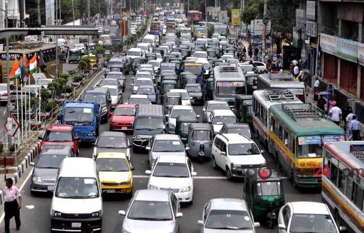 ভারতের প্রধানমন্ত্রী নরেন্দ্র মোদির যাতায়াতের জন্য বিভিন্ন সড়কে যান চলাচল পুলিশ নিয়ন্ত্রণ করায় তীব্র যানজটের সৃষ্টি হয়। ছবিটি বাংলামটর এলাকা থেকে তোলা