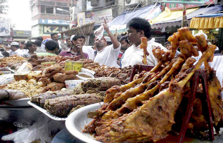 পবিত্র মাহে রমজান মাস এলেই ব্যস্ত হয়ে পড়ে রাজধানীর চকবাজার। শুক্রবার রমজানের প্রথম দিনই বাহারি সব ইফতারির পসরা সাজানো হয় বাজারটিতে